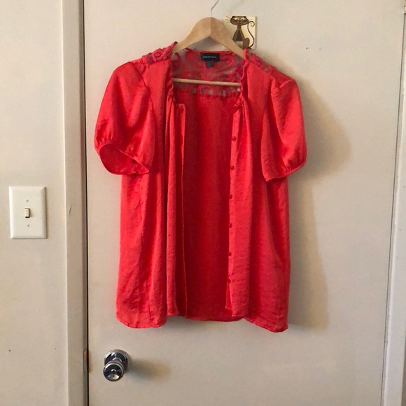 Red button up top - Picture 1 of 1